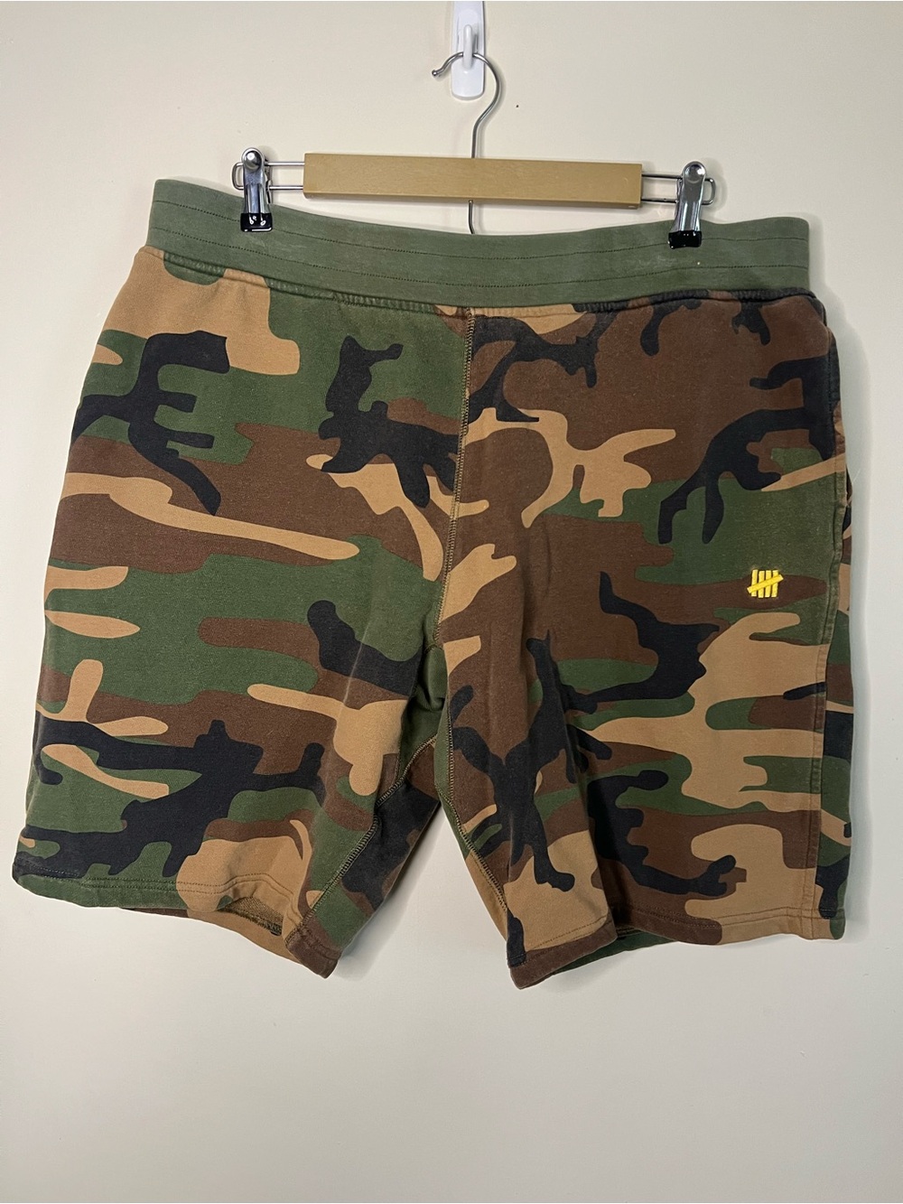 Undefeated UNDFTD Camo Camouflage Sweat Shorts Size XL *FLAW*